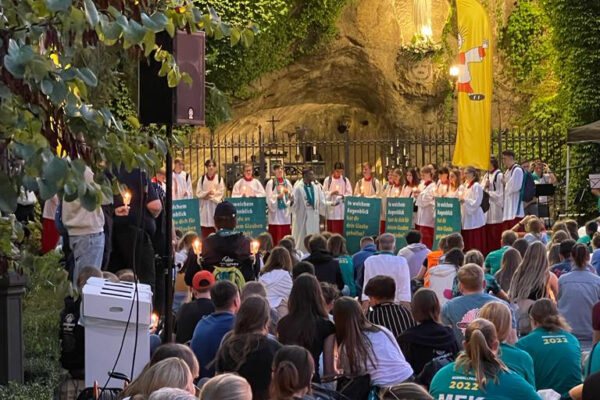 romwallfahrt-messdiener-abengottesdienst-lourdes-grotte-vatikanische-gaerten-foto-p-wieslaw
