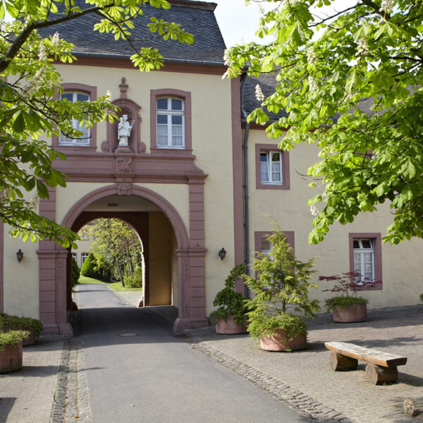 torbogen-zum-gaestehaus_1920x1080